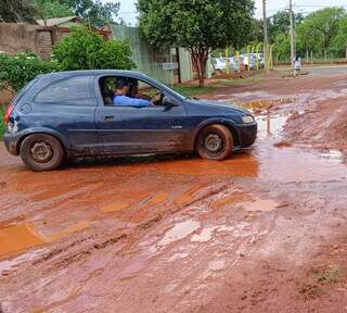 Em dia de chuva, Rua Georgina Pereira Barbosa, no Jardim Itamaracá, vira lamaçal (Foto: Direto das Ruas)