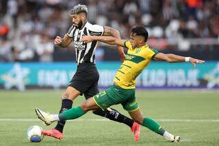 Jogadores de Botafogo e Cuiabá disputando bola no Estádio Nilton Santos (Foto: Vitor Silva/Botafogo) 