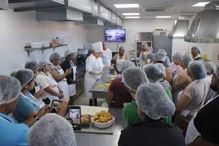 Cozinha da escola ficou lotada de interessados em se aperfeiçoar no atendimento (Foto: Paulo Francis)