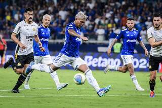 Gabriel Veron chutando bola no Estádio Mineirão (Foto: Gustavo Aleixo/Cruzeiro)