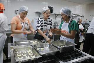 Participantes colocam a mão na massa na produção de chipas (Foto: Paulo Francis)