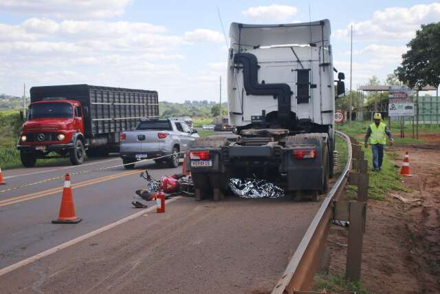 Motociclista morre ao tentar ultrapassar pelo acostamento e bater em carreta