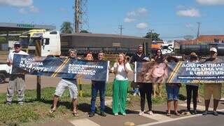 Rodovia fechada por moradores de Bandeirantes durante protesto (Foto: Direto das Ruas)