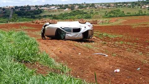 Veículo capota na BR-060 e deixa duas vítimas em estado grave