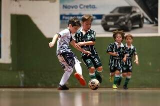 Jogadores da categoria Sub-8 disputam a bola durante partida de futsal da Copa Pelezinho (Foto: Divulgação)