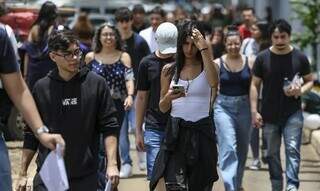 Estudantes saindo de prova do Exame Nacional do Ensino Médio (Foto: Arquivo) 