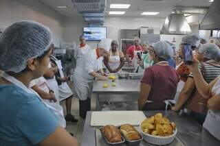 Alunos aprendem como fazer pães em curso de qualificação rápido e gratuito (Foto: Paulo Francis)