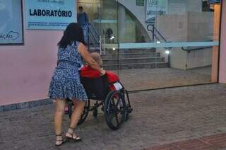 Idosa agasalhada é levada ao atendimento médico do Hospital Procardio (Foto: Paulo Francis)