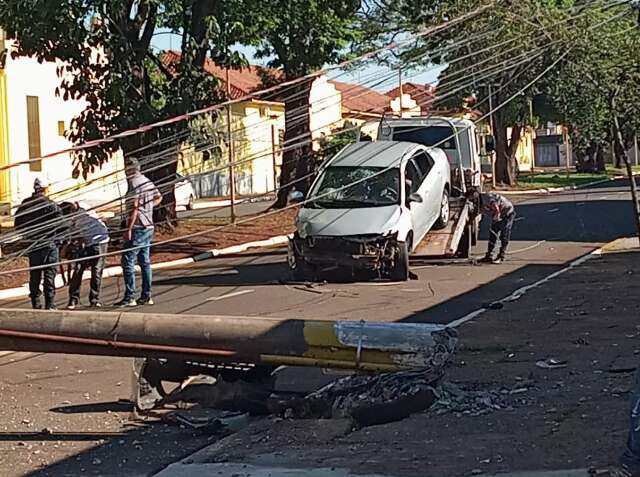 Motorista derruba poste e foge do local deixando bairro inteiro sem energia 