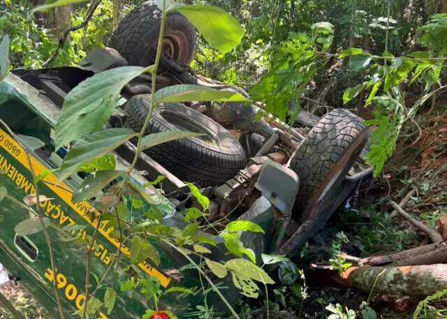 Caminhonete do Ibama capota ap&oacute;s ser atingida por carro em rodovia