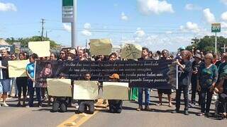 Moradores durante protesto na BR-163 na manhã deste sábado (Foto: Direto das Ruas)