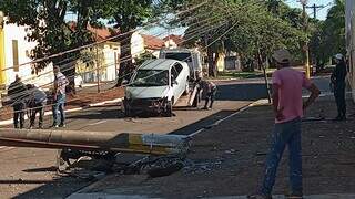 Veículo ficou com a frente completamente destruída e foi guinchado no início da manhã (Foto: Direto das Ruas)