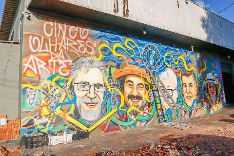 Bar ganha mural para homenagear artistas e fotógrafo na Vila Morumbi