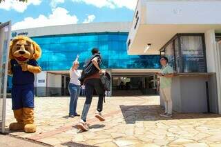 Estudante correndo para entrar no local de prova (Foto: Juliano Almeida)