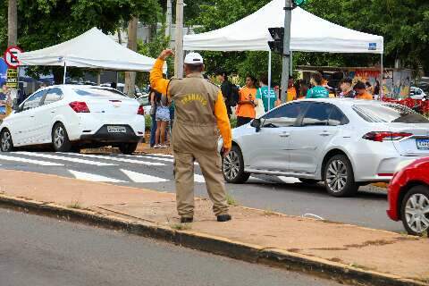 Mesmo com fiscalização “na cara”, motoristas cometem infrações na porta do Enem 