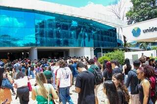 Candidatos entrando na Uniderp para prova do Enem (Foto: Juliano Almeida) 