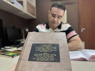 Fábio encontrou livro que descreve pedido de habeas corpus durante a ditadura militar (Foto: Marcos Maluf)