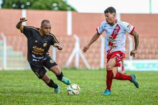 Jogadores de Comercial e Sete de Dourados jogando no Estádio Jacques da Luz (Foto: Rodrigo Moreira/FFMS)