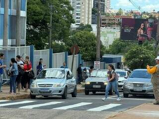 Agente de trânsito flagrando desembarque irregular em frente ao local de prova (Foto: Direto das Ruas)