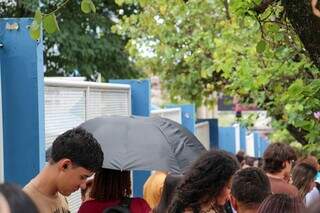 Guarda-chuva evitou que participantes se molhassem antes da prova no primeiro dia e neste domingo, protege do sol (Foto: Juliano Almeida)