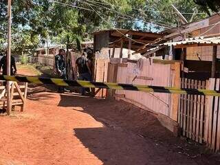 Policiais militares cercaram barraco onde vítima foi executada com um tiro (Foto: Arquivo | Campo Grande News)