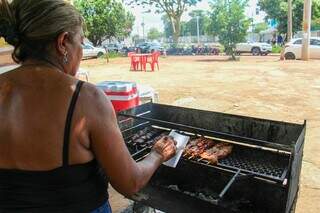 Leida Anastácio é proprietária de um trailer na frente da Uniderp (Foto: Juliano Almeida)