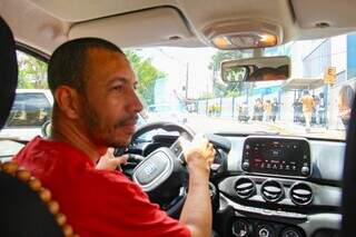 Motorista de aplicativo tenta melhorar rota para que estudante não se atrase (Foto: Juliano Almeida)