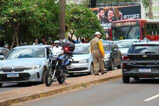 Fiscal transitando entre veículos na Rua Ceará (Foto: Juliano Almeida)