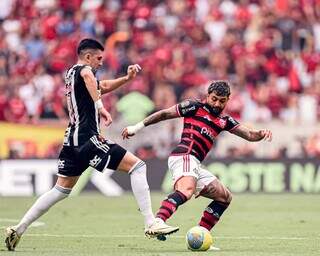 Disputa na partida de ida da final realizada no Maracanã (Foto: Paula Reis/Flamengo)