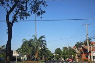 Céu aberto, sem nenhuma nuvem na manhã deste domingo em Campo Grande (Foto: Paulo Francis)