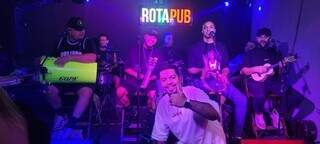 Pimpolho ao lado do Grupo Humildemente em show. (Foto: Arquivo pessoal)