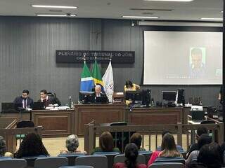 Juiz Aluizio Pereira dos Santos durante julgamento realizado no dia 8 de novembro (Foto: Marcos Maluf)