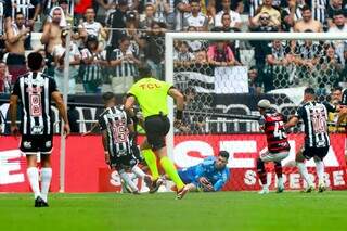 Goleiro Rossi fazendo a defesa no 1º tempo de partida na Arena MRV (Foto: Marcelo Cortes e Gilvan de Souza/CRF)