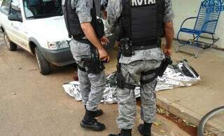 Policiais militares ao lado do corpo de Alfredo quando o crime aconteceu (Foto: RCN67 | Arquivo)