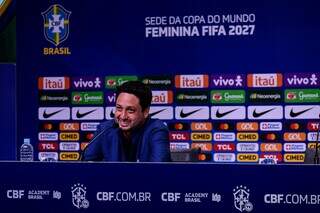 Técnico Arthur Elias convocando a seleção na sede da CBF (Foto: Staff Images/CBF)