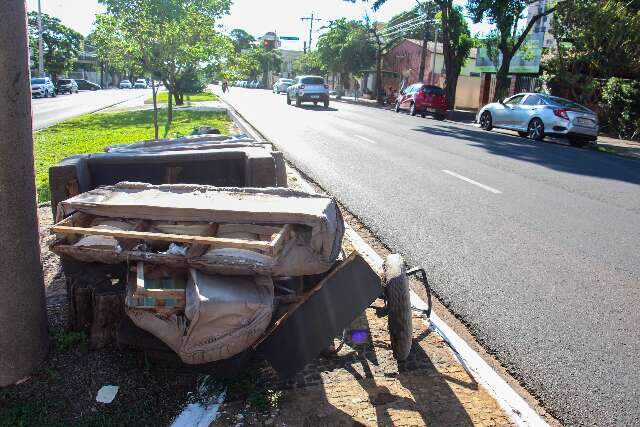Misteriosamente, m&oacute;veis e TV s&atilde;o descartados no canteiro da Av. Mato Grosso
