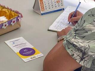 Mulheres registram reclamação por demora no atendimento na Deam (Foto: Marcos Maluf)