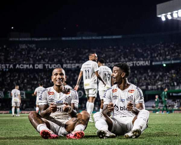 Santos vence Coritiba por 2 a 0 e garante retorno &agrave; S&eacute;rie A do Brasileir&atilde;o