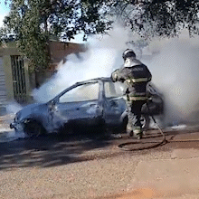 Carro que seguia para oficina pega fogo e fica destru&iacute;do 