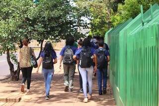 Estudantes do lado de fora de escola estadual em Campo Grande (Foto: Paulo Francis)