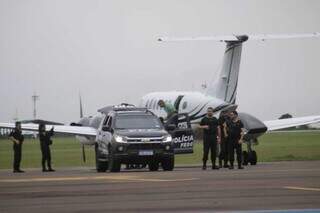 Momento que Rogério Andrade desce do avião da PF em Campo Grande (Foto: Paulo Francis)