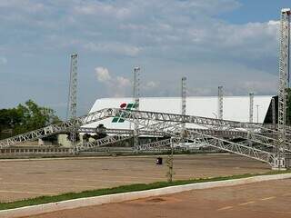 Montando estrutura para o evento no Câmpus Campo Grande do IFMS (Foto: Marcos Maluf)