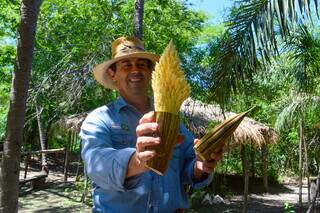 Durante passeio, Edson apresenta várias frutas, árvores e plantas nativas do Pantanal; na imagem, ele mostra a floração da palmeira do acuri (Foto: Barbara Campiteli)