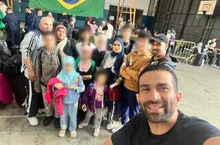 Mohamad à frente junto às 12 pessoas de sua família que chegaram fugindo da guerra no Líbano. (Foto: Arquivo pessoal)