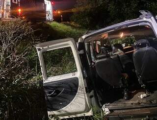 Fiat Doblo tombado em área de vegetação da rodovia (Foto: Da Hora Bataguassu)