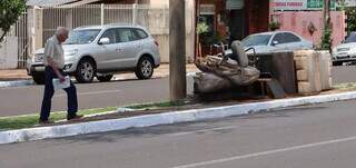 Móveis descartados em canteiro da Avenida Mato Grosso (Foto: Osmar Veiga)