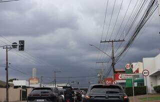 Céu escuro na região norte de Campo Grande (Foto: Osmar Veiga)