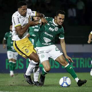 Jogadores disputam a posse da bola no gramado do Estádio Brinco de Ouro da Princesa, em Campinas (SP). (Foto: Raphael Silvestre/Guarani)