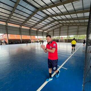 Professor Diogo em partida de futsal de base (Foto: Acervo Pessoal)