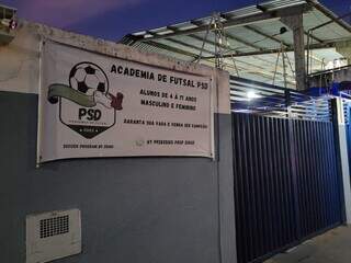 Fachada da Academia de Futebol PSD no Bairro Silvia Regina (Foto: Gabriel de Matos)